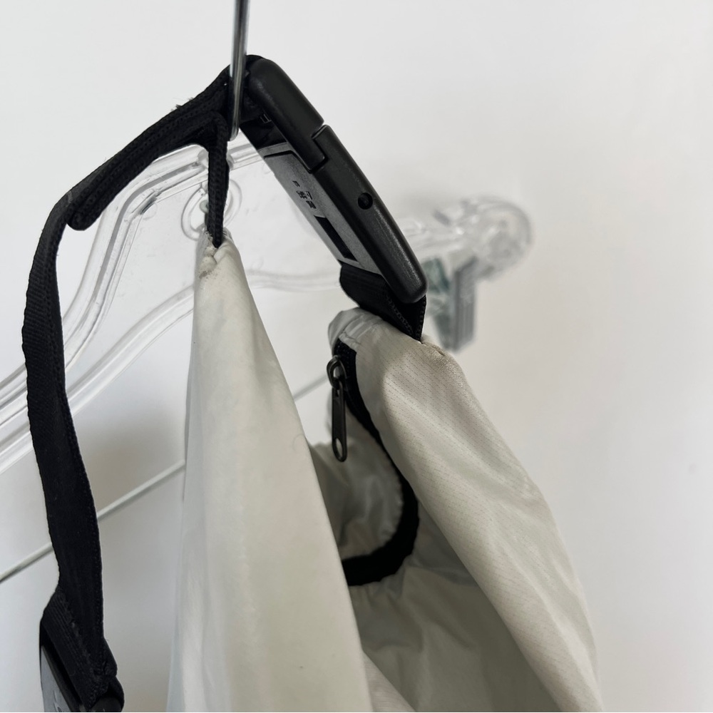 Under Armour storm white black strap beltway workout gym crossbody sling bag - Picture 5 of 10